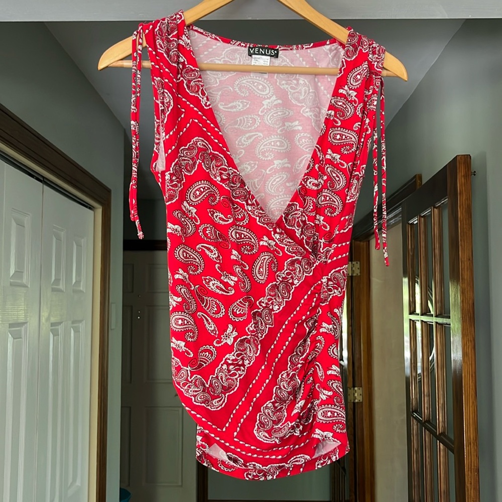 Venus Sleeveless Faux Wrap V Neck Top Sz M Red White Black Paisley Rayon Spandex